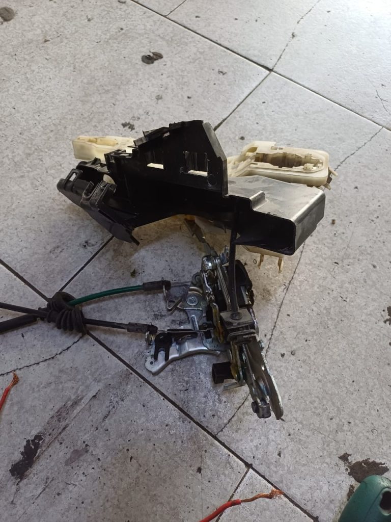 تعمیر بالابر شیشه شاهین